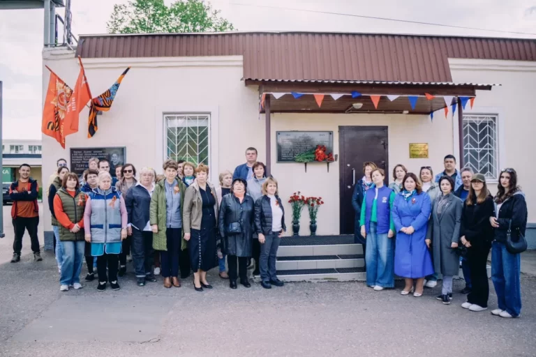 Актив Люберецкого отделения СЖР совместно с коллективом фабрики «Пехорский Текстиль» возложили цветы к мемориальной доске в честь тружеников фабрики.