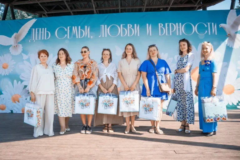 День семьи, любви и верности в Центральном парке культуры и отдыха.